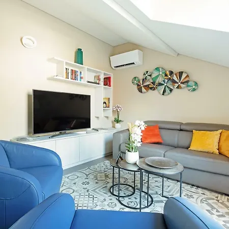 Renovated Penthouse Duomo & Via Torino *